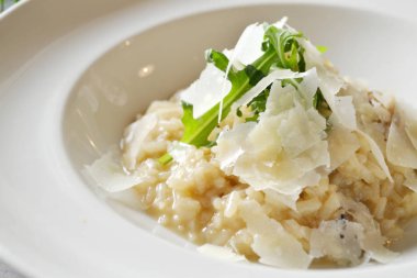İtalyan yemek risotto beyaz mantar ve beyaz bir tabak içinde Parmesan peyniri ile
