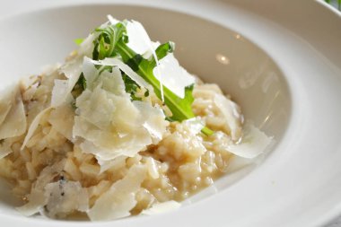 İtalyan yemek risotto beyaz mantar ve beyaz bir tabak içinde Parmesan peyniri ile