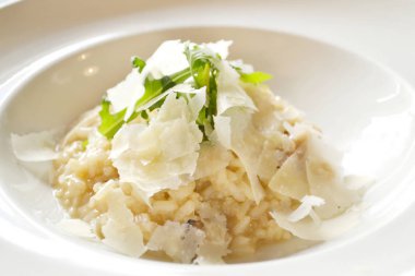 İtalyan yemek risotto beyaz mantar ve beyaz bir tabak içinde Parmesan peyniri ile