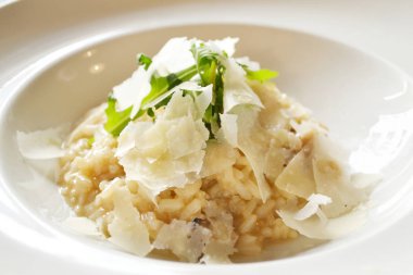 İtalyan yemek risotto beyaz mantar ve beyaz bir tabak içinde Parmesan peyniri ile
