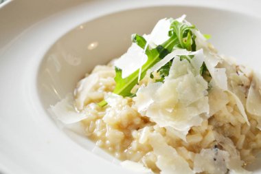 İtalyan yemek risotto beyaz mantar ve beyaz bir tabak içinde Parmesan peyniri ile