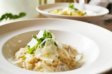 İtalyan yemek risotto beyaz mantar ve beyaz bir tabak içinde Parmesan peyniri ile