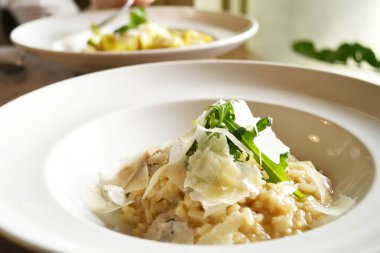 İtalyan yemek risotto beyaz mantar ve beyaz bir tabak içinde Parmesan peyniri ile