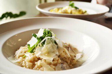 İtalyan yemek risotto beyaz mantar ve beyaz bir tabak içinde Parmesan peyniri ile