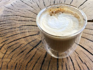 Kalp şeklinde köpük sütlü kahve fincan