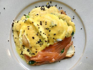 Plastik torba içinde sağlıklı salata somon ve Bıldırcın yumurta