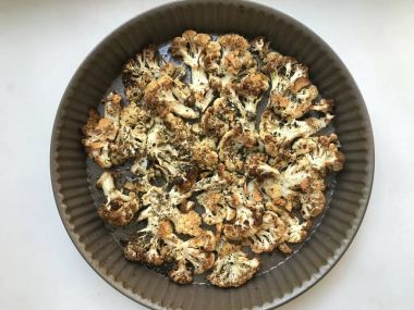 Vejetaryen kavrulmuş karnabahar biftek otlar ve sarımsak ile