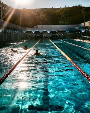 Spor Yüzme Havuzu Açık mavi su, parlak gökyüzü ve gün batımı 