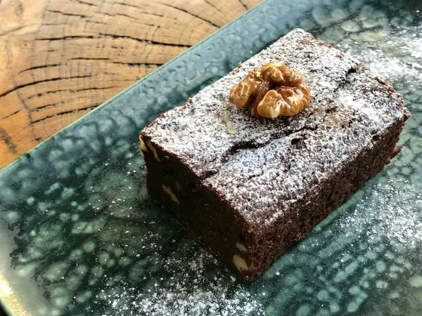 Rebanada de pastel de chocolate delicioso perfecto brownie con nueces — Foto de Stock