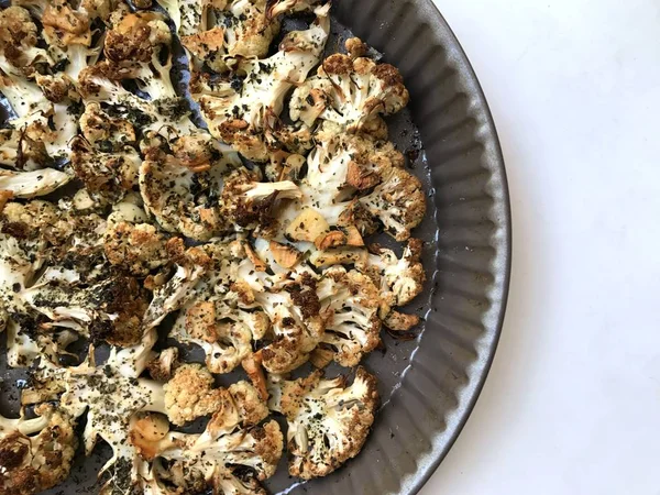 Filete de coliflor asado vegetariano con hierbas y ajo — Foto de Stock