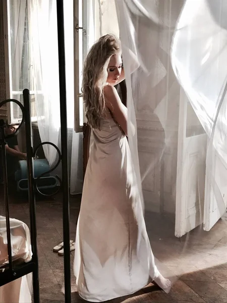 Чуттєва і красива блондинка в нічній сукні — стокове фото