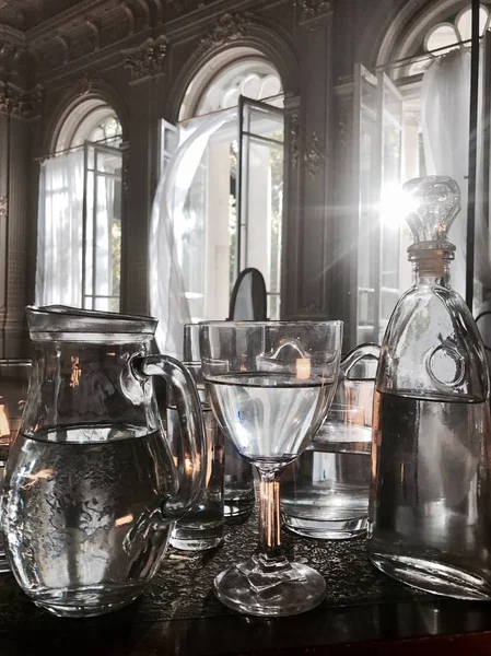 Gözlüklü farklı sofra takımları 