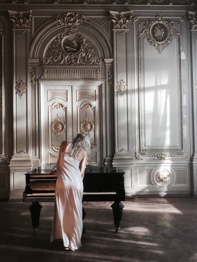 Bir gecelik seksi ve güzel sarışın kadın