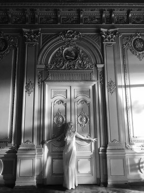 Bir gecelik seksi ve güzel sarışın kadın