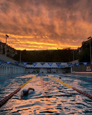 Spor Yüzme Havuzu Açık mavi su, parlak gökyüzü ve gün batımı 