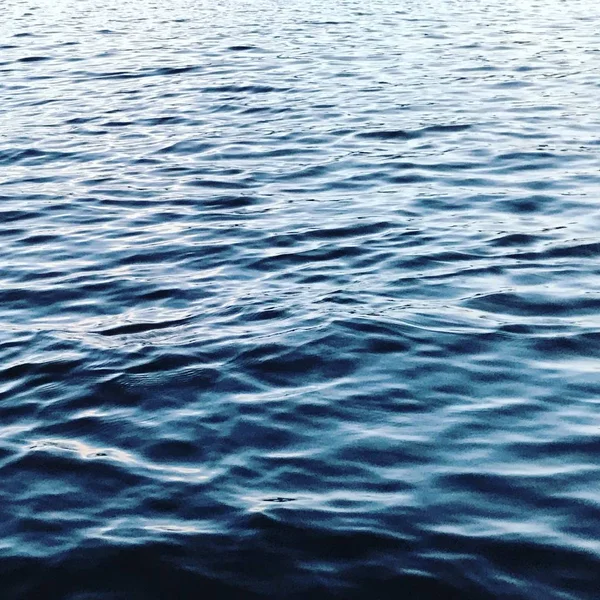 Klares blaues Wasser des Flusses — Stockfoto