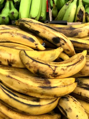 Sarı ve yeşil muz market raf demet