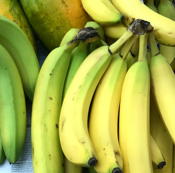 Sarı ve yeşil muz market raf demet