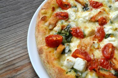 Büyük sıcak pizza domates, beyaz peynir ile ıspanak