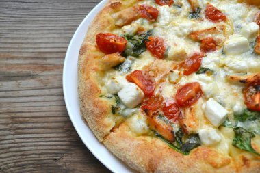 Büyük sıcak pizza domates, beyaz peynir ile ıspanak