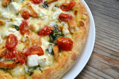 Büyük sıcak pizza domates, beyaz peynir ile ıspanak