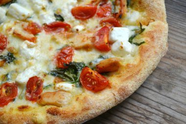 Büyük sıcak pizza domates, beyaz peynir ile ıspanak