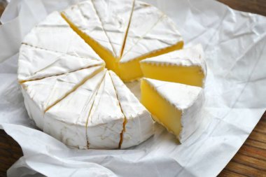 Ahşap masa üzerinde Camembert beyaz krem peynir