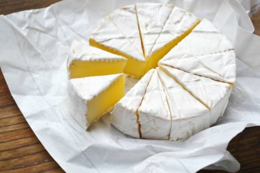 Ahşap masa üzerinde Camembert beyaz krem peynir
