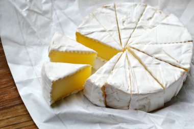 Ahşap masa üzerinde Camembert beyaz krem peynir