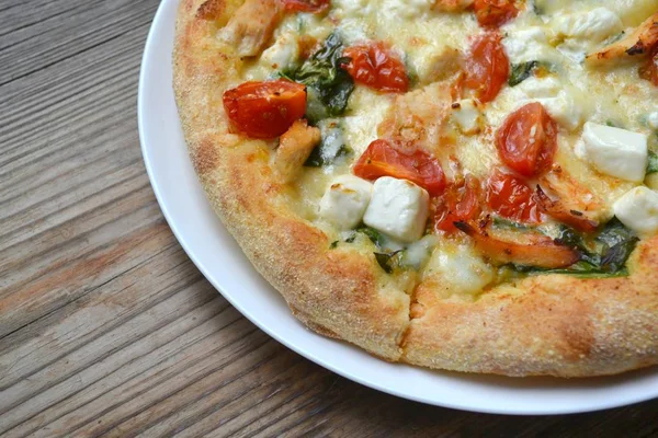 Büyük sıcak pizza domates, beyaz peynir ile ıspanak