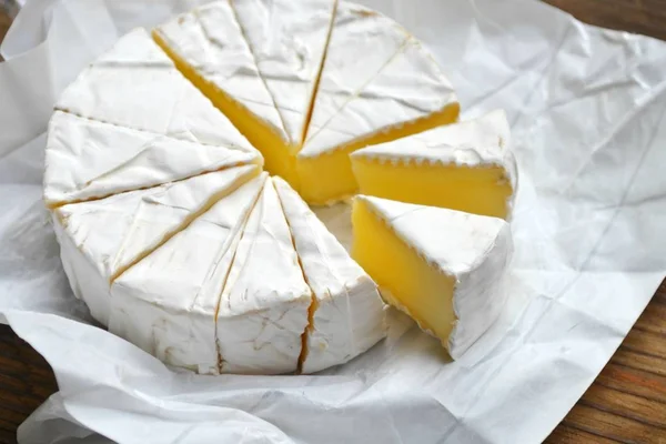 Camembert fromage blanc crémeux sur table en bois — Photo