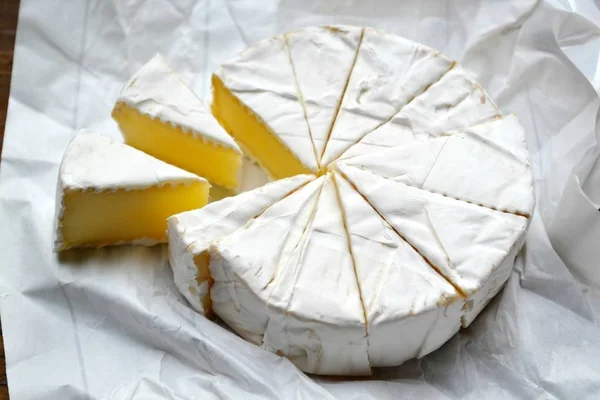 Camembert queso cremoso blanco sobre mesa de madera — Foto de Stock