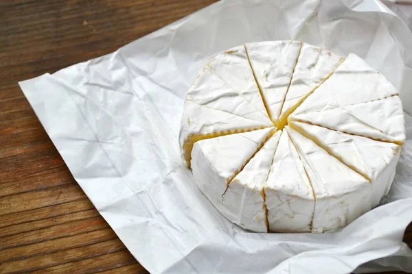 Ahşap masa üzerinde Camembert beyaz krem peynir — Stok fotoğraf