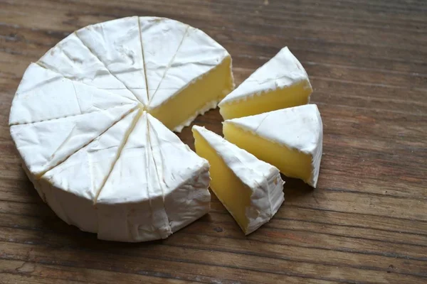 Camembert fromage blanc crémeux sur table en bois — Photo
