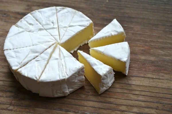 Ahşap masa üzerinde Camembert beyaz krem peynir