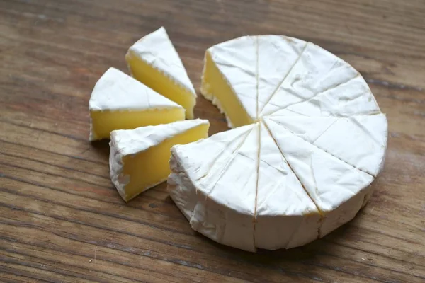 Camembert queijo cremoso branco na mesa de madeira — Fotografia de Stock