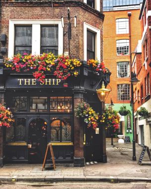 London, Büyük Britanya - 2 Ekim 2017: geleneksel İngiliz pub Londra'da