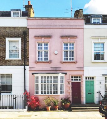 London, Büyük Britanya - 2 Ekim 2017: güzel eski binalar ve Londra sokaklarında