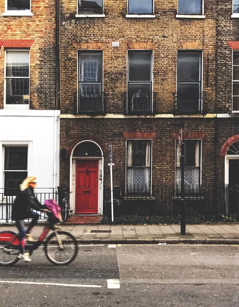 LONDON, GREAT BRITAIN - OCTOBER 2, 2017: beautiful old buildings and streets of London with a lady on a bicycle — Stock Photo, Image