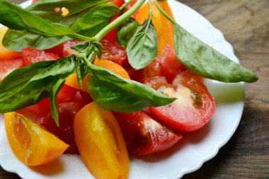 Bir tabak taze Fesleğenli domates sarı ve kırmızı