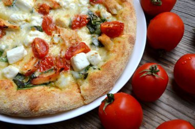 Büyük sıcak pizza domates, beyaz peynir ile ıspanak