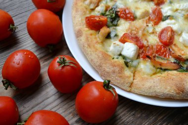 Büyük sıcak pizza domates, beyaz peynir ile ıspanak