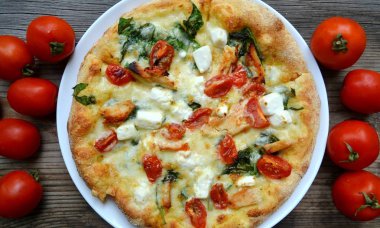 Büyük sıcak pizza domates, beyaz peynir ile ıspanak