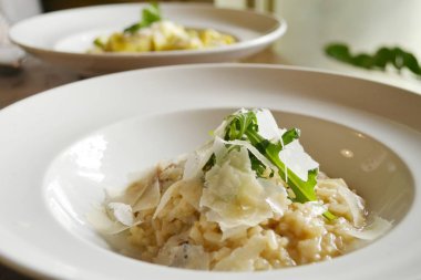 İtalyan yemek risotto beyaz mantar ve beyaz bir tabak içinde Parmesan peyniri ile