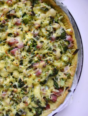 Brokoli, yumurta, peynir ve et lezzetli pizza