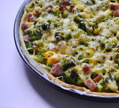 Brokoli, yumurta, peynir ve et lezzetli pizza