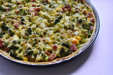 Brokoli, yumurta, peynir ve et lezzetli pizza