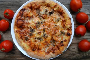 Büyük sıcak pizza domates, mantar ve peynir