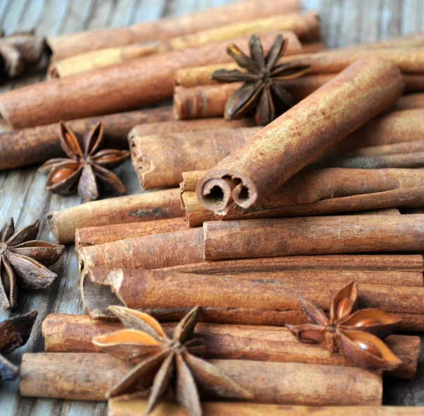 Coleção de paus de canela no mercado de rua — Fotografia de Stock