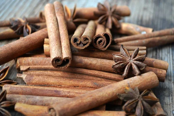 Collection of cinnamon sticks at the street market — Stock Photo, Image